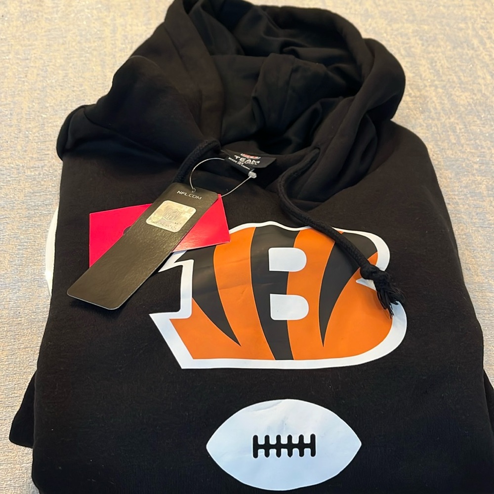 NFL TEAM APPAREL bengals hooded sweatshirt size: M color: black and orange